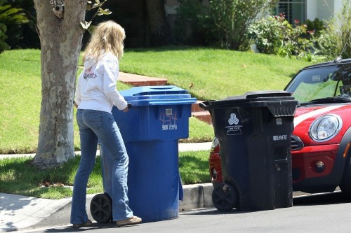 -rachel-mcadams-booty-in-jeans-taking-out-the-trash-in-beverly-hills-080312-1.jpg